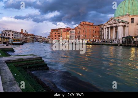 Abend am Canal Grande in Venedig, Italien. Blick vom Wasser vor dem Bahnhof Santa Lucia. Stockfoto