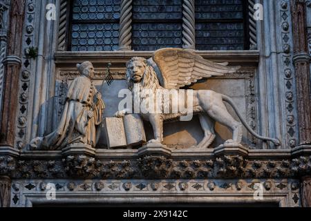 Venedig, Italien - Skulptur des geflügelten Löwen des Heiligen Markus und des Dogen Francesco Foscari an der Porta della Carta ab 1442 bei Sonnenaufgang, zeremonielles Tor für den Dogenfreund Stockfoto