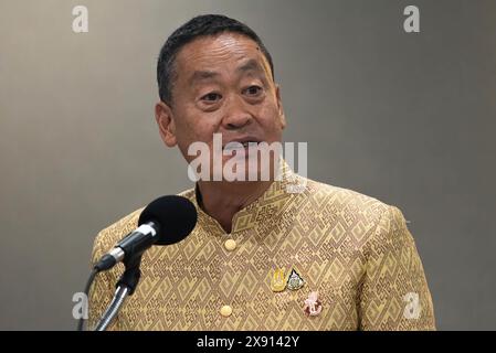 Bangkok, Thailand. Mai 2024. Thailands Premierministerin Srettha Thavisin spricht während der Pressekonferenz nach der wöchentlichen Kabinettssitzung im Regierungshaus in Bangkok mit den Medien. Thailands Premierministerin Srettha Thavisin wird vom Amt entlassen, nachdem das Verfassungsgericht eine Petition einer Senatorengruppe angenommen hat, die ihn beschuldigt, wegen seiner Entscheidung, einen Kabinettsminister zu ernennen, gegen einen ethischen Kodex verstoßen zu haben. (Foto: Peerapon Boonyakiat/SOPA Image/SIPA USA) Credit: SIPA USA/Alamy Live News Stockfoto