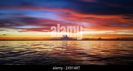 Haikou. Mai 2024. Dieses am 1. Mai 2024 aufgenommene Foto zeigt einen Blick in die Abenddämmerung im Südchinesischen Meer. Quelle: Yuan Shuai/Xinhua/Alamy Live News Stockfoto