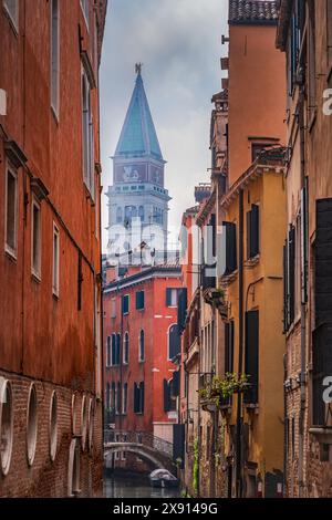 Venedig, Italien, schmaler Blick zwischen den Kanalgebäuden zum Glockenturm des Markusgeländes. Stockfoto