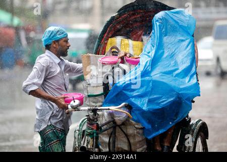 Dhaka, Bangladesch - 27. Mai 2024: Fahrzeuge versuchen, durch eine überflutete Straße zu fahren; starker Regen durch Zyklon Remal verursachte Wasserabfall in verschiedenen R Stockfoto