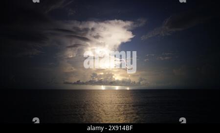 Haikou. Mai 2024. Dieses Foto vom 10. Mai 2024 zeigt die Lichter über dem Südchinesischen Meer. Quelle: Yuan Shuai/Xinhua/Alamy Live News Stockfoto