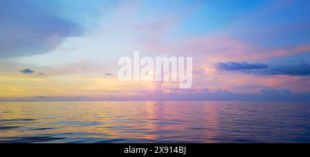 Haikou. Mai 2024. Dieses am 1. Mai 2024 aufgenommene Foto zeigt einen Blick in die Abenddämmerung im Südchinesischen Meer. Quelle: Yuan Shuai/Xinhua/Alamy Live News Stockfoto