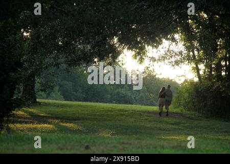 Ein junges Paar, das auf einem Parkweg in den USA läuft Stockfoto