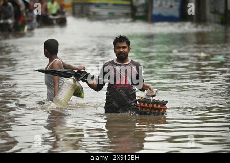 Dhaka, Bangladesch - 27. Mai 2024: Fahrzeuge versuchen, durch eine überflutete Straße zu fahren; starker Regen durch Zyklon Remal verursachte Wasserabfall in verschiedenen R Stockfoto