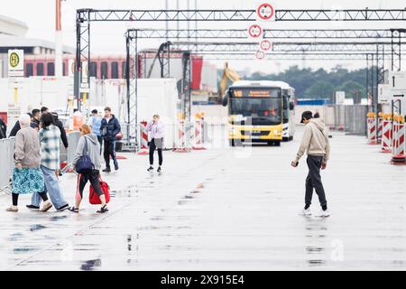Berlin, Deutschland. Mai 2024. Flüchtlinge überqueren eine Straße vor den Unterkunftskomplexen im Ankunftszentrum Tegel. Quelle: Carsten Koall/dpa/Alamy Live News Stockfoto
