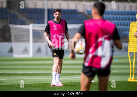 Valdebebas, Madrid, Spanien. Mai 2024. Federico Valverde von Real Madrid (C) wurde während des Trainings beim Real Madrid Open Media Day vor dem Finale der UEFA Champions League gegen Borussia Dortmund am 27. Mai 2024 in Ciudad Real Madrid in Valdebebas, Spanien, gesehen. (Kreditbild: © Alberto Gardin/ZUMA Press Wire) NUR REDAKTIONELLE VERWENDUNG! Nicht für kommerzielle ZWECKE! Stockfoto