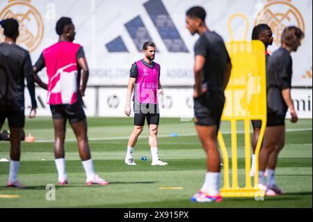 Valdebebas, Madrid, Spanien. Mai 2024. Nacho Fernandez von Real Madrid (C) wurde während des Trainings während des Real Madrid Open Media Day vor dem Finale der UEFA Champions League gegen Borussia Dortmund am 27. Mai 2024 in Ciudad Real Madrid in Valdebebas, Spanien, gesehen. (Kreditbild: © Alberto Gardin/ZUMA Press Wire) NUR REDAKTIONELLE VERWENDUNG! Nicht für kommerzielle ZWECKE! Stockfoto