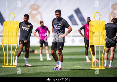 Valdebebas, Madrid, Spanien. Mai 2024. Jude Bellingham von Real Madrid (C) wurde während des Trainings während des Real Madrid Open Media Day vor dem Finale der UEFA Champions League gegen Borussia Dortmund am 27. Mai 2024 in Ciudad Real Madrid in Valdebebas, Spanien, gesehen. (Kreditbild: © Alberto Gardin/ZUMA Press Wire) NUR REDAKTIONELLE VERWENDUNG! Nicht für kommerzielle ZWECKE! Stockfoto