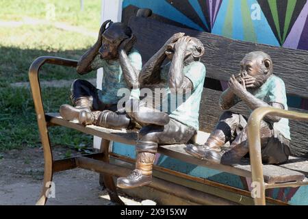 Skulptur von drei Affen auf einer Bank, basierend auf einem Zitat von Mahatma Gandhi Stockfoto