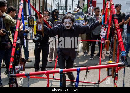 Bandung, West-Java, Indonesien. Mai 2024. Journalisten beteiligen sich an einem Protest gegen den jüngsten Entwurf einer Revision des Rundfunkgesetzes durch die indonesische Gesetzgebung (DPR), der ihrer Ansicht nach eine Bedrohung der Pressefreiheit in Bandung darstellt. (Kreditbild: © Algi Febri Sugita/ZUMA Press Wire) NUR REDAKTIONELLE VERWENDUNG! Nicht für kommerzielle ZWECKE! Stockfoto