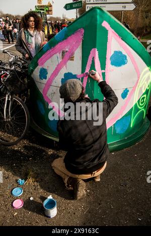 Soziale Bewegung gegen den Bau des Flughafens Notre Dame des Landes. Demonstranten in Westfrankreich protestieren gegen ein Projekt zum Bau eines internationalen Flughafens in Notre-Dame-des-Landes in der Nähe von Nantes. Frankreich. Stockfoto