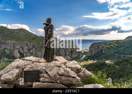 Statue Mila Gojsalic über der Cetina Schlucht bei Omis, Kroatien, Europa | Statue Mila Gojsalic über der Cetina Schlucht bei Omis, Kroatien, Europa Stockfoto