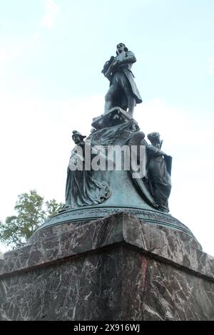 Charlottesville, VA, USA. Die Statue von Thomas Jefferson vor der Rotunde an der University of Virginia. Stockfoto