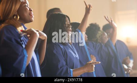 Gruppe Christlicher Evangeliumssänger, Die Den Herrn Jesus Christus Loben. Kirche gefüllt mit spiritueller Botschaft, die Herzen erhebet. Musik Bringt Frieden, Hoffnung, Liebe. Das Lied verbreitet Segen, Harmonie in Freude und Glauben. Stockfoto