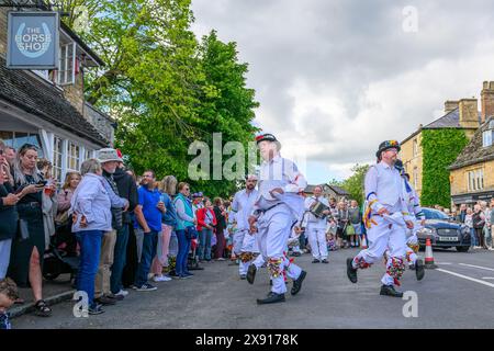 Morris tanzt in Bampton, England bei Pfingstsonntag Stockfoto