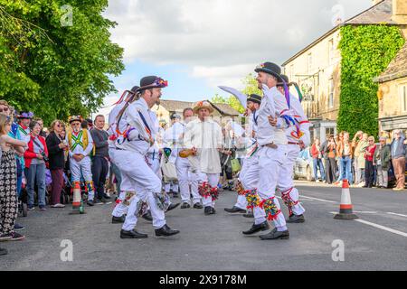 Morris tanzt in Bampton, England bei Pfingstsonntag Stockfoto