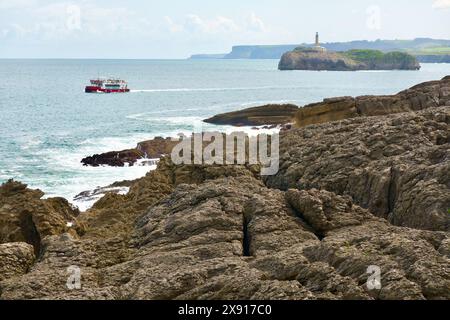 Los Reginas Fähren Doblemar Dos Touristenboot vor der Küste mit Moors Island und Leuchtturm Santander Kantabria Spanien Stockfoto