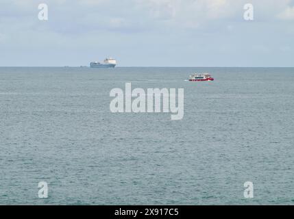 Maxine RO/RO Frachtschiff Ankunft im Hafen und Doblemar Dos Reginas Fähren Touristenboot auf See Santander Kantabria Spanien Stockfoto