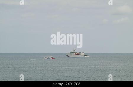 Los Reginas Fähren Doblemar Dos Touristenboot vor der Küste vorbei an dem Krankenhausschiff Juan de la Cosa am Meer Santander Kantabrien Spanien Stockfoto