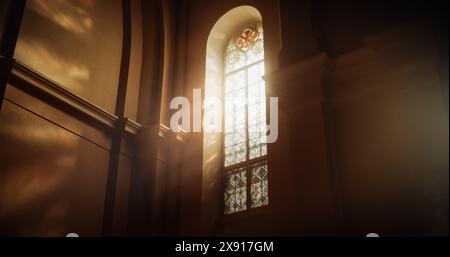 Die Sonnenstrahlen strömen durch Buntglasfenster der Kathedrale und segnen die Kirche mit Einem himmlischen Licht, das in das Haus des Herrn eindringt. Eine Erinnerung an Gottes Liebe und Gnade. Filmisches Konzept Stockfoto