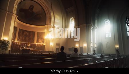 Gruppe Treuer Pfarrer In Der Großen Alten Kirche. Christliche Gemeinde, die Trost im Glauben und religiösen Glauben sucht. Frommer sitzen, beten, von Gott leiten lassen. Weitsicht Stockfoto