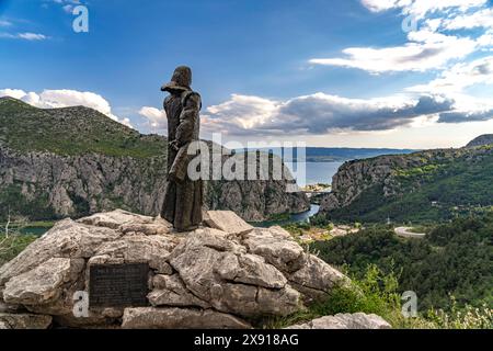 Statue Mila Gojsalic Statue Mila Gojsalic über der Cetina Schlucht bei Omis, Kroatien, Europa Mila Gojsalic Statue über dem Cetina Canyon bei Omis, Stockfoto