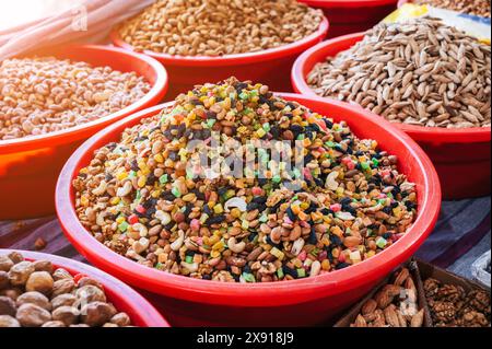 Traditionelle usbekische süße Mischung aus verschiedenen Nusssorten, getrockneten Früchten, orientalischen Süßigkeiten auf dem Theken auf dem asiatischen Markt Stockfoto