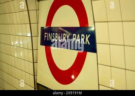 LONDON, 13. MAI 2024: Bahnsteig der U-Bahn-Station Finsbury Park. Victoria Line Zug im Norden Londons Stockfoto