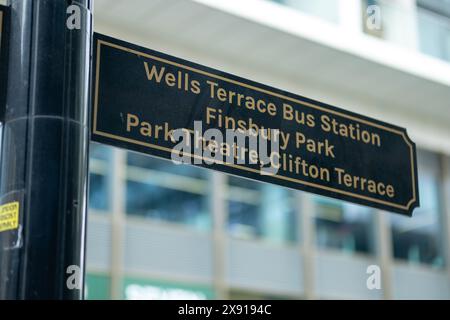 LONDON, 13. MAI 2024: Fußgängerbeschilderung im Finsbury Park für Wells Terrace Bus Station, Finsbury Park und andere Stockfoto