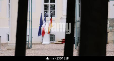 Macron und Scholz in Meseberg 28.05.2024,Germany, Brandenburg, Meseberg, Gaestehaus der Bundesregierung, Bundespräsidialamt, Staatsbesuch S.E. des Prasidenten der Franzosischen Republik Herr Emmanuel Macron und Bundeskanzler Olaf Scholz mit Begrüßung des Präsidenten der Französischen Republik, Emmanuel Macron, durch den BK Olaf Scholz Berlin Berlin Germany *** Macron and Scholz in Meseberg 28 05 2024,Germany, Brandenburg, Meseberg, Gaestehaus der Bundesregierung, Bundespräsidialamt, Staatsbesuch von Präsident Emmanuel Macron und Bundeskanzler Olaf Scholz Stockfoto