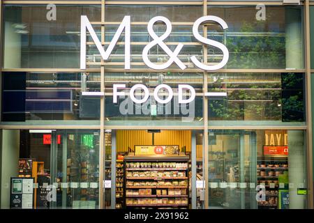 LONDON, 13. MAI 2024: M & S Food Store in Finsbury Park, North London Stockfoto