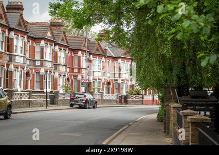 LONDON, 16. MAI 2024: Straße mit Ziegelterrassenhäusern in South Tottenham, North London Stockfoto