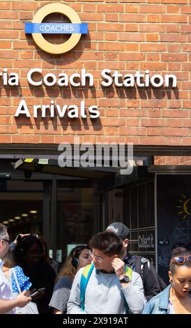 Menschen kommen am Victoria Coach Station in London an, da von den Bahnfahrern aufgrund der Arbeitskampfmaßnahmen erwartet wird, dass sie alternative Strecken nutzen. Stockfoto