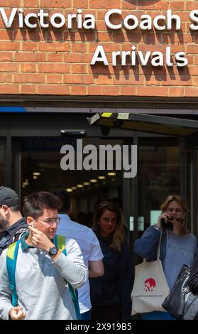 Menschen kommen am Victoria Coach Station in London an, da von den Bahnfahrern aufgrund der Arbeitskampfmaßnahmen erwartet wird, dass sie alternative Strecken nutzen. Stockfoto