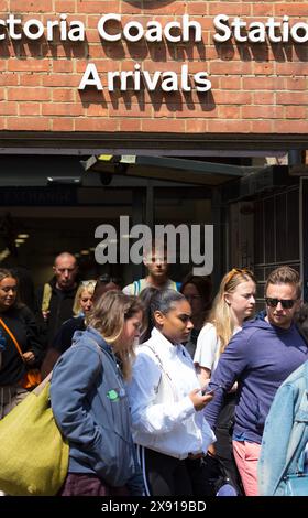 Menschen kommen am Victoria Coach Station in London an, da von den Bahnfahrern aufgrund der Arbeitskampfmaßnahmen erwartet wird, dass sie alternative Strecken nutzen. Stockfoto