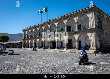 Palacio Del Ayuntamiento oder Rathaus auf der Nordseite des Central Parks, Antigua, Guatemala Stockfoto