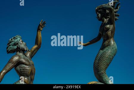 Triton mit Nereida, Bronzestatue, Malecon, Puerto Vallarta, Jalisco, Mexiko Stockfoto