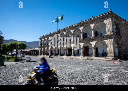Palacio Del Ayuntamiento oder Rathaus auf der Nordseite des Central Parks, Antigua, Guatemala Stockfoto