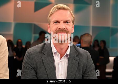 Köln, Deutschland. Mai 2024. Journalist Gordon Repinski, Chefredakteur des Nachrichtenportals Politico, Gast in der ARD-Talkshow hart aber Fair zum Thema Kampf für Europa. Gewinnen die Populisten? Horst Galuschka/dpa/Alamy Live News Stockfoto