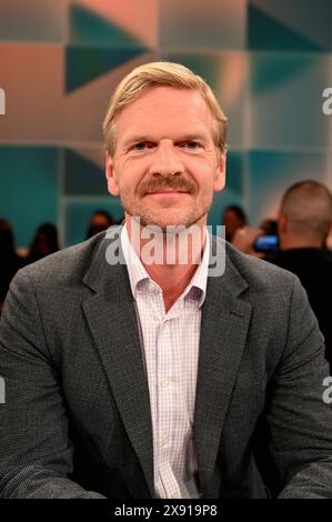 Köln, Deutschland. Mai 2024. Journalist Gordon Repinski, Chefredakteur des Nachrichtenportals Politico, Gast in der ARD-Talkshow hart aber Fair zum Thema Kampf für Europa. Gewinnen die Populisten? Horst Galuschka/dpa/Alamy Live News Stockfoto