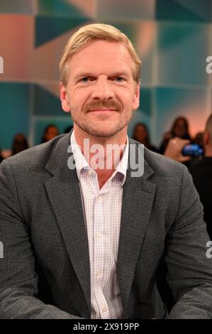 Köln, Deutschland. Mai 2024. Journalist Gordon Repinski, Chefredakteur des Nachrichtenportals Politico, Gast in der ARD-Talkshow hart aber Fair zum Thema Kampf für Europa. Gewinnen die Populisten? Horst Galuschka/dpa/Alamy Live News Stockfoto