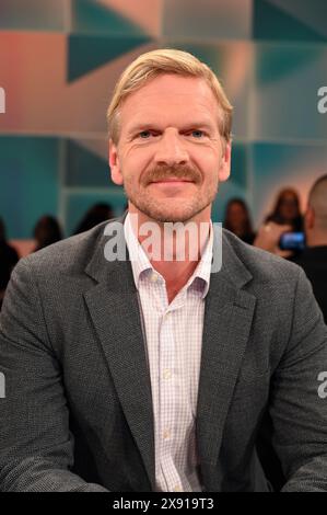 Köln, Deutschland. Mai 2024. Journalist Gordon Repinski, Chefredakteur des Nachrichtenportals Politico, Gast in der ARD-Talkshow hart aber Fair zum Thema Kampf für Europa. Gewinnen die Populisten? Horst Galuschka/dpa/Alamy Live News Stockfoto