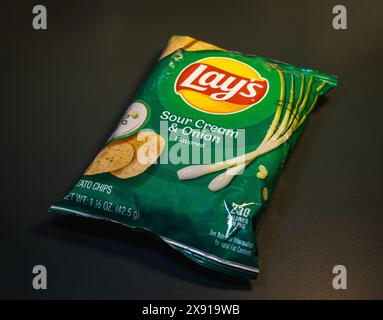 Eine Packung Lay's Sour Cream und Zwiebeln auf schwarzem mattem Hintergrund. Stockfoto