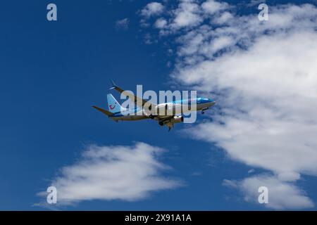 TUI nähert sich dem Flughafen Burgas mit einer Boeing 737-8K5 B738 an Stockfoto