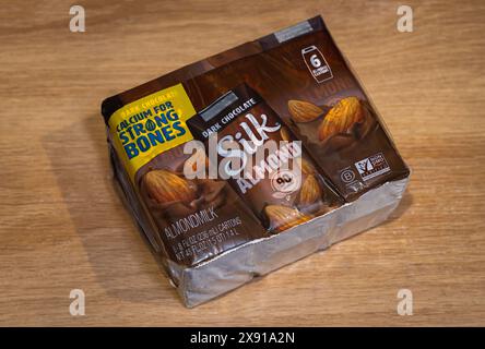 Seide Shelf-stabile dunkle Schokolade Mandelmilch Singles 6er-Pack auf hölzernem Hintergrund. Stockfoto