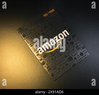 Ein versiegeltes Amazon Geschenkgutscheinpaket auf schwarzem mattem Hintergrund. Stockfoto