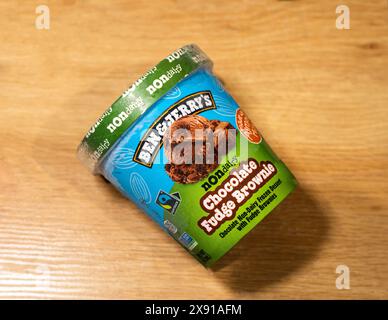 Ben and Jerry's Chocolate Fudge Brownie Non-Milcheis auf hölzernem Hintergrund. Stockfoto