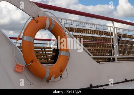 Rettungsring mit Rettungsleine auf weißem Hintergrund auf einem Schiff. Stockfoto